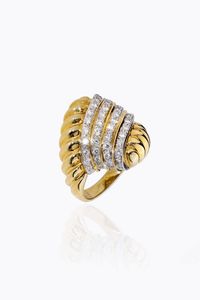 ANELLO - Peso gr 14 8 Misura 15 (54) in oro giallo 14 Kt  sommit a volute fesonate con al centro quattro fasce in diamanti  [..]