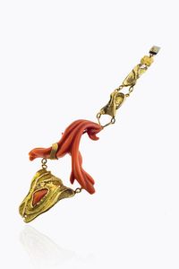 BRACCIALE - Peso gr 52 8 composto da placche sagomate in oro giallo e da ramo di corallo color salmone inciso Accompagnato  [..]