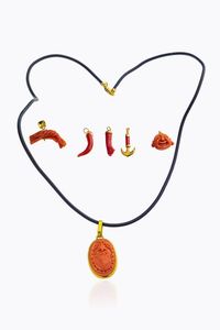 LOTTO DI SEI CIONDOLI IN CORALLO - raffiguranti: un pesce  un'ancora  un braccio  il segno zodiacale del cancro  un cornetto portafortuna e una testa  [..]