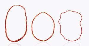 LOTTO DI TRE COLLANE IN CORALLO - Lunghezza cm 63  59  44 due composte da fili con sfere di corallo rosso mediterraneo del diam. di mm 3 5 e 4 5  [..]