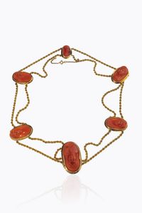 GIROCOLLO - Peso gr 37 1 composto da sei cammei in corallo incisi con volti maschili e femminili  raccordati da doppia maglia  [..]