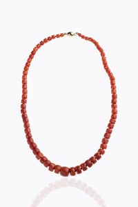 COLLANA - Peso gr 75 6 Lunghezza cm 58 composta da un filo di barilotti a scalare di corallo nei toni del salmone dal diam.  [..]