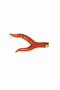 SPILLA - Peso gr 7 7 cm 6x2 5 a forma di ramo di corallo cerasuolo. Montatura in oro giallo Accompagnato da certificato  [..]