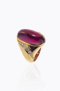 ANELLO - Peso gr 21 7 Misura 15 (55) in oro giallo con al centro grande tormalina rosa ovale cabochon e diamanti taglio  [..]