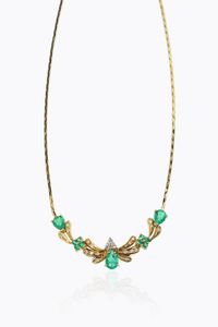 GIROCOLLO - Peso gr 14 0 in oro giallo  a maglia appiattita  al centro volute in diamanti taglio 8/8 e brillante per totali  [..]