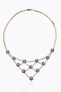 GIROCOLLO - Peso gr 22 8 in oro rosa  anni '50  parte centrale a rete con fiori in zaffiri taglio rotondo per totali ct 3  [..]