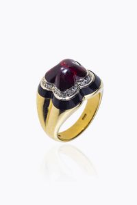 RE CARLO - Peso gr 14 7 Misura 15 (55) Anello in oro giallo  firmato Re Carlo  con granato cabochon al centro  diamanti taglio  [..]