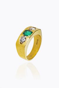 ANELLO - Peso gr 15 6 Misura 21 (61) in oro giallo  al centro smeraldo taglio ottagonale di ct 1 0 ca ed ai lati due diamanti  [..]