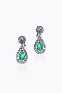 COPPIA DI ORECCHINI - Peso gr 9 2 in oro bianco con gocce di smeraldi per totali ct 2 50 ca  contornate da diamanti taglio brillante  [..]