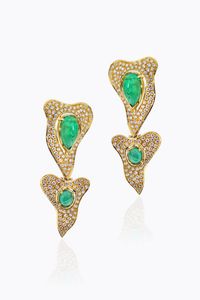 COPPIA DI ORECCHINI - Peso gr 26 4 pendenti  in oro giallo  di forma mossa con smeraldi cabochon per totali ct 8 50 ca e diamanti taglio  [..]