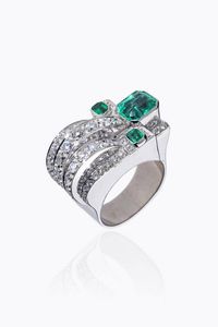 ANELLO - Peso gr 19 6 Misura 20 (60) in platino  anni '40  sommit ad onda  con tre smeraldi taglio ottagonale per totali  [..]