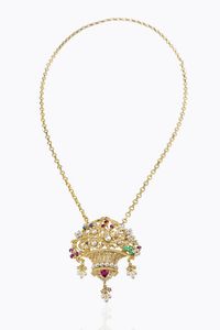 COLLANA - Peso gr 44 1 in oro giallo con spilla-ciondolo a forma di cestino fiorito  interamente in diamanti taglio brillante  [..]