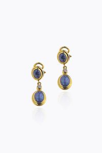 COPPIA DI ORECCHINI - Peso gr 10 in oro giallo  a clip  con zaffiri taglio ovali cabochon per totali ct 6 ca e due diamanti taglio brillante  [..]