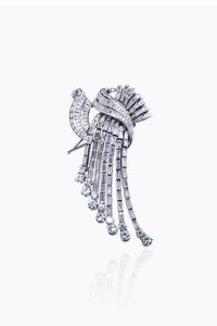 SPILLA - Peso gr 32 cm 8x3 in platino  anni '40  a forma di voluta con frange in diamanti taglio brillante  baguette e  [..]