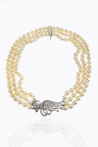 GIROCOLLO - Lunghezza cm 43 composto da tre fili di perle giapponesi del diam. di mm 7 5 a 8. Al centro voluta in oro bianco  [..]