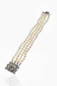 BRACCIALE - Lunghezza cm 19 composto da quattro fili di perle giapponesi del diam. di mm 5 5 ca. Chiusura di forma geometrica  [..]