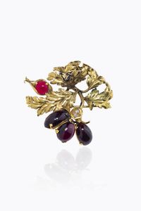 SPILLA - Peso gr 25 4 Cm 5x5 in oro giallo  a forma di fiore con gocce di granati cabochon. Rosette di diamanti per totali  [..]