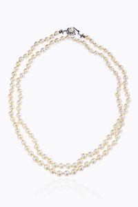 COLLANA - Lunghezza cm 93 composta da un filo di perle giapponesi scaramazze del diam di mm 6 5-7 ca. Chiusura in oro bianco  [..]