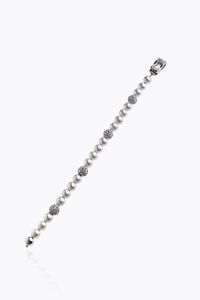 BRACCIALE - Lunghezza cm 19 composto da perle giapponesi del diam di mm 7 5 ca alternate a sfere satinate e traforate in oro  [..]