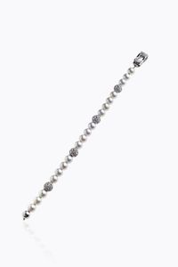 BRACCIALE - Lunghezza cm 19 composto da perle giapponesi del diam di mm 7 5 ca alternate a sfere satinate e traforate in oro  [..]