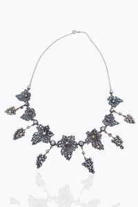 CATENA - Peso gr 48 in oro bianco  parte centrale del XIX secolo in argento ed oro a bassa caratura con foglie e tralci  [..]