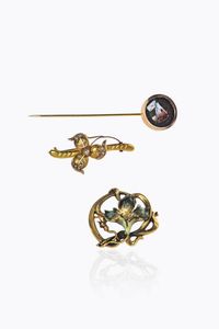 LOTTO DI TRE GIOIELLI - composto da: -spilla in oro giallo  inizi XX secolo  con fiore in smalto. Peso gr 3 4 -spilla in oro giallo  inizi  [..]