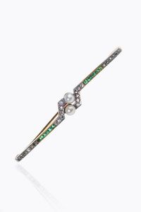 SPILLA - Peso gr 3 9 Lunghezza cm 6 in oro giallo e bianco a bassa caratura  inizi XX secolo  a barretta con rosette di  [..]