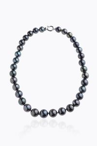 GIROCOLLO - Lunghezza cm 43 composto da un filo di perle Tahiti dal diam di mm 11 a 13 4. Chiusura in oro bianco ad anello