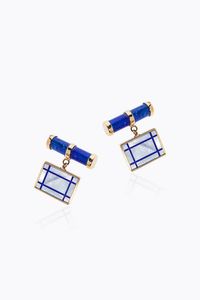 COPPIA DI GEMELLI - Peso gr 7 9 in oro rosa  di forma rettangolare con inserti in madreperla e fasce in lapislazzuli; barretta in  [..]