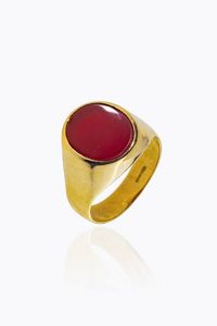 ANELLO - Peso gr 12  1 Misura 25 (65) in oro giallo con corniola ovale.