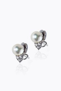DAMIANI - Peso gr 5 6 Coppia di orecchini in oro bianco  firmati Damiani con due perle giapponesi del diam. di mm 8 con  [..]