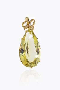 GRANDE CIONDOLO - Peso gr 22 8 con goccia con citrino sfaccettato sormontato da fiocco in oro giallo con diamanti taglio brillante  [..]