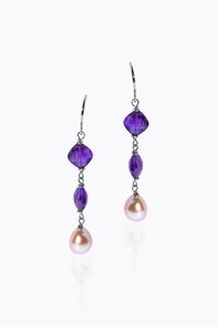 COPPIA DI ORECCHINI - Peso gr 6 4 pendenti  ad amo  con ametiste taglio rotondo sfaccettate  terminante con due perle di acqua dolce  [..]