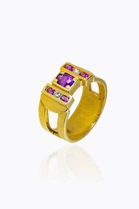 ANELLO - Peso gr 14 Misura 24 (64) in oro giallo  sommit geometrica  con al centro ametiste taglio ovale e due diamanti  [..]