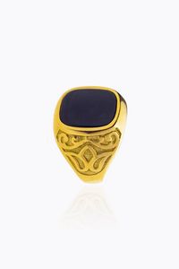 ANELLO - Peso gr 13 8 Misura 23 (63) in oro giallo  laterali incisi  con al centro inserto in onice.