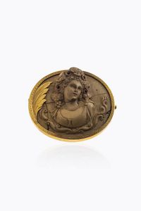 SPILLA - Peso gr 26 6 cm 4 5x5 in oro giallo  con grande cammeo in pietra lavica inciso con figura femminile (rotture)  [..]