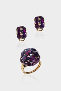 DEMI-PARURE - Peso gr 20 Misura 15 (55) in oro giallo composta da coppia di orecchini ed anello con granati (due mancanti)