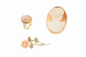 LOTTO DI TRE GIOIELLI - composto da: -spilla-ciondolo in oro giallo con cammeo inciso con ritratto femminile. Peso gr 8 5. cm 4x3 -spilla  [..]