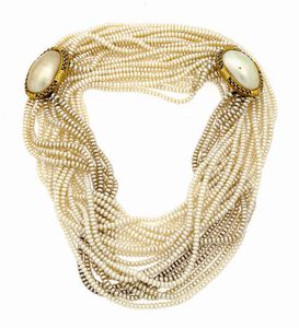 LUNGA COLLANA - Lunghezza cm 43 ca composta da diciannove file di perline di acqua dolce del diam di mm 4 ca  ai lati due grandi  [..]