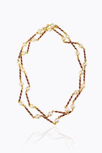 COLLANA - Peso gr 25 5 Lunghezza cm 60 composta da segmenti rigidi lavorati a torchon in smalto bordeaux alternati a perline  [..]