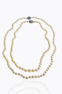 LOTTO DI DUE COLLANE - Lunghezza cm 60 e 50 composte da perle giapponesi a scalare del diam di mm 5.9 a 8 e da mm 6-6 5 Chiusure in oro  [..]