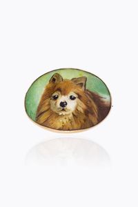 SPILLA - Peso gr 10 in oro 9 Kt  di forma ovale  raffigurante l'immagine di un cane