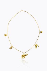 CATENA CON CIONDOLI - Peso gr 7 2 in oro giallo e rosa in oro a bassa caratura con cinque charms pendenti raffiguranti una stella  un  [..]