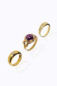 LOTTO DI TRE ANELLI - composto da: - in oro giallo a bassa caratura  con granato taglio cabochon al centro  inizi XX secolo. Peso gr  [..]