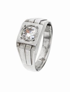 ANELLO - Peso gr 7 1 Misura 10 in oro bianco  con al centro un diamante solitario di mezzo taglio di ct 0 60 ca