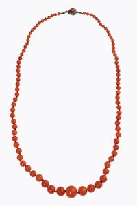 COLLANA - Peso gr 36 7 Lunghezza cm 62 composta da sfere a scalare di corallo dal diam di mm a. Chiusura in argento dorato  [..]