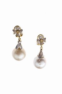 COPPIA DI ORECCHINI - Peso gr 20 2 in oro giallo e bianco con fiori ai lobi e corpo in diamanti taglio brillante per totali ct 0 20  [..]
