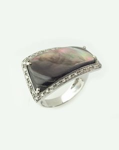 ANELLO - Peso gr 14 6 Misura 14 in oro bianco  sommit geometrica  con inserto in madreperla  circondato da diamanti taglio  [..]