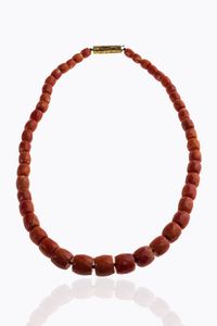 COLLANA - Peso gr 59 6 Lunghezza cm 47 composta da barilotti sfaccettati di corallo color salmone a scalare dal diam di  [..]