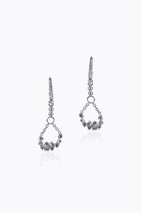 COPPIA DI ORECCHINI - Peso gr 4 2 in oro bianco  a monachella  con mezze lune pendenti in diamanti taglio brillante per totali ct 1  [..]